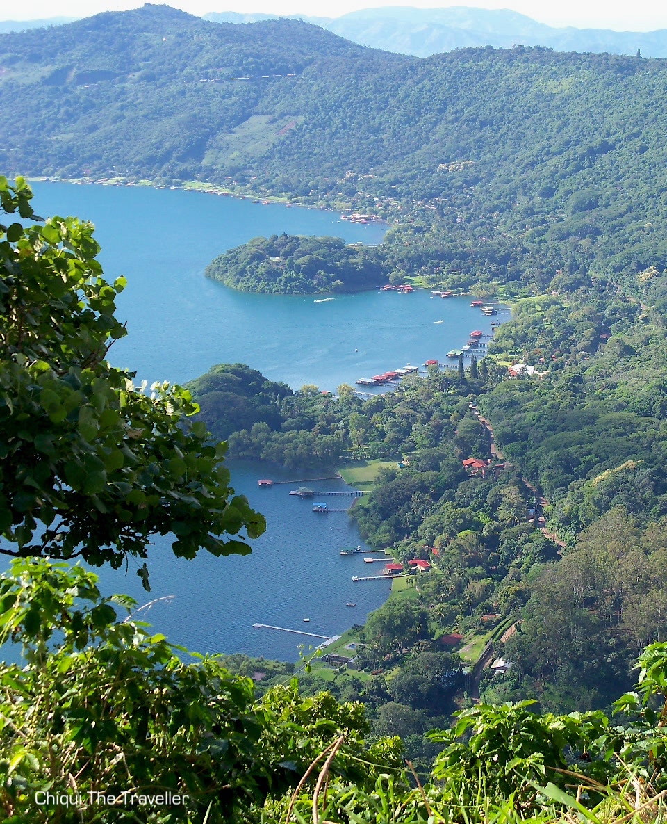 El lago volcánico de Coatepeque CHIQUI THE TRAVELLER