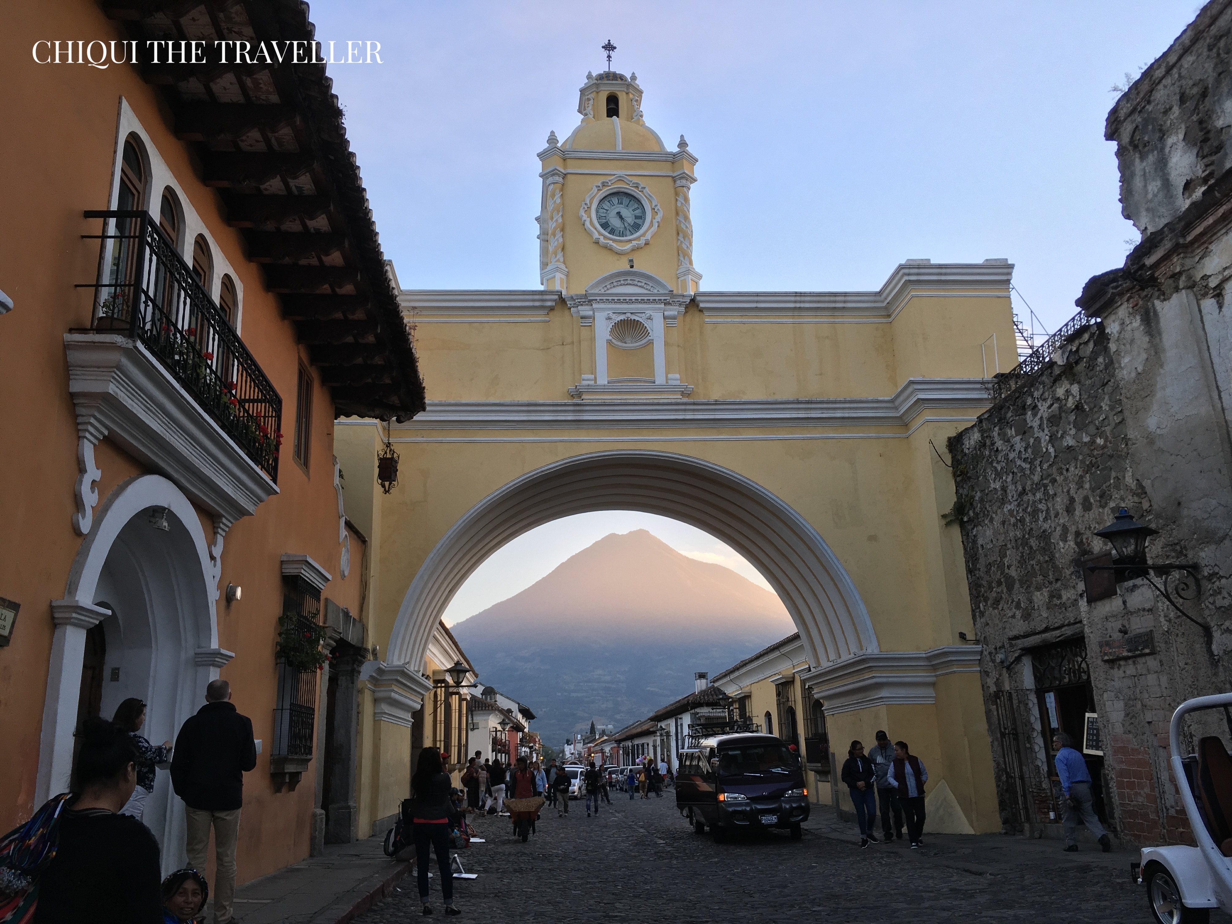 Arco de Santa Catalina atardecer volcan de agua